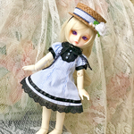 カンカン帽と水色のワンピース(パフスリーブ)