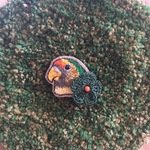 ヤエザクラインコの刺繍ブローチ