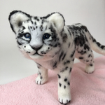 羊毛フェルトのユキヒョウ