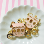 【ピンク馬車チャーム】