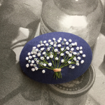 カスミソウの花束 ビーズ付き  刺繍ブローチ 　ネイビー