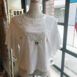 猫のアクセサリー刺繍のブラウス