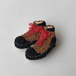 赤い紐の登山靴2   刺繍ブローチ