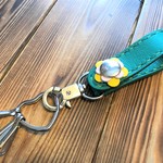 革のキーホルダー　可愛いお花付・グリーン・ハート　お買い得！