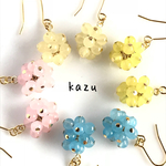 ピンク、イエロー、ブルーの丸いピアス