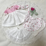 ChatonWeegie ブーケブローチと小さな薔薇柄エプロン付き 襟元刺繍OPSet