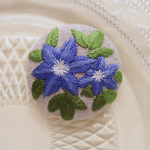 クレマチスの手刺繍ブローチ