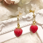 小さなお花とイチゴのピアス