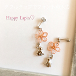 うさぎ&キュートなワイヤーフラワーピアス・サーモンピンクver.(樹脂ピアス、イヤリング)