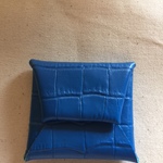 革の端っこで作りました。コインケースあお系型押し