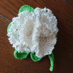 手編みのcottonブローチ