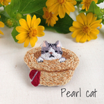  麦わら帽子猫の刺繍ブローチ【サバ白】