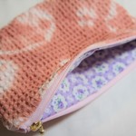 伝統工芸士の絞り染めポーチ＜白桃ピンク×ワッフル綿×紫小花＞
