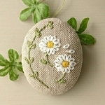  花の刺繍 デイジーのブローチ コットンリネン