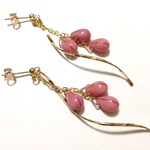 《送料無料》ラズベリーピンクの揺れるピアス