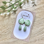 ミントグリーンのお花のイヤリング