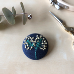 ミモザのブローチ（ネイビー）
