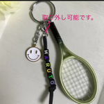 テニスラケットにスマイルキーホルダー