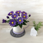 粘土の花＊バイオレット🌼白いブリキのじょうろの可愛いお花たち♬【グレーの花台布付きセット品】