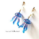 光るクラゲのピアス