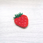 苺の刺繍ブローチ