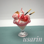 ミニチュアカフェの小さないちごパフェ