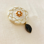 陶器風ブローチ＊まるいお花ブローチ 揺れる葉 オーブン陶土