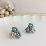 【特集掲載】ぷっくりお花のピアス-スモーキーブルー-