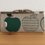 グリーンアップル柄のがま口長財布