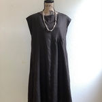 リネンのタックポイントワンピース　ポケット付き