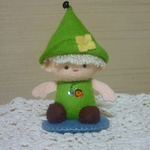 とんがり帽子の小人・お座りポーズ