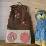 小花刺繍の縦長がま口ポーチ