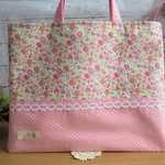 レッスンバッグ(内ﾎﾟｹ付)　内ポケット　お花畑みたいなバッグ　お花　花いっぱい　リバティ　リバティ風　清楚　上品　カワイイ　キュート🌷女の子<ﾋﾟｰﾁ小ﾄﾞｯﾄ>