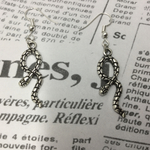 シルバーの蛇のピアス
