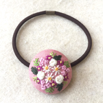 白バラとピンク小花ブーケ刺繍 くるみボタンヘアゴム