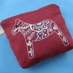 ダーナラホースのリネン刺繍ポーチ
