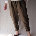 カーキ色リネンのサルエル気味パンツ
