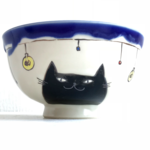 黒猫と裸電球のごはん茶碗