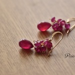 ルビーの華やかピアス