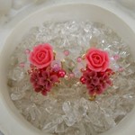 【セール】★クリスタ★樹脂粘土薔薇ぴんくブーケ　バネ式イヤリング
