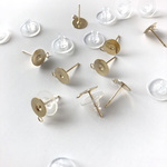 【カン付】平皿ピアスパーツ ゴールド（8mm）と下向き防止ピアスキャチ（樹脂製）10ペアのセット（ピアスパーツ×20・下向き防止キャッチ×20）！！