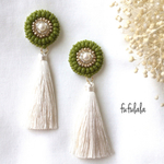 大ぶりアンティークフラワー×ホワイトtassel（L）˚₊のビーズ刺繍ピアス/イヤリング（オリーブ）