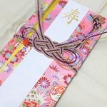 桃色の古風な柄の友禅和紙のご祝儀袋(黄+金の差し色)