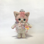 ティアラを付けた、ピンクの猫