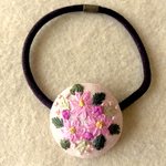 ピンク花ブーケ刺繍 くるみボタンヘアゴム