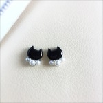 猫とパールの小ぶりなピアス（黒猫）