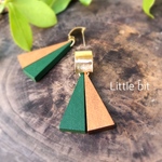 バイカラーウッドトライアングルピアス（カーキ×ブラウン）