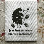 【SALE】送料無料♪オリジナル布製タグ*縦長3×6.8ｃｍ*どんぐりを持ったハリネズミ右向*10枚セット