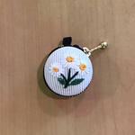 デイジーのお花の刺繍マカロンポーチ