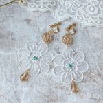オーガンジー刺繍のお花とアンティーク風クリアビーズのイヤリング（ピアス）